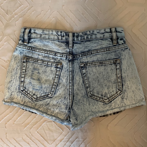 Acid wash jean shorts - Picture 2 of 3